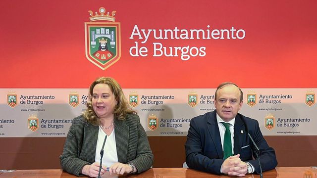La alcaldesa de Burgos Cristina Ayala, acompañada por el vicealcalde, Fernando Martínez-Acitores, presenta la reorganización del equipo de Gobierno del Ayuntamiento de Burgos.