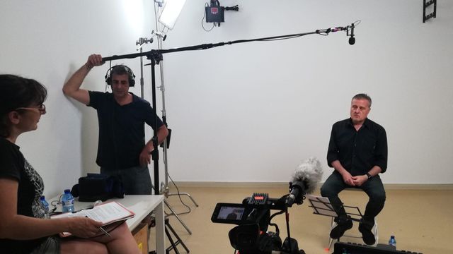 Helena Sánchez Bel durante la entrevista a Joan Cantarero para el documental que emite À Punt.