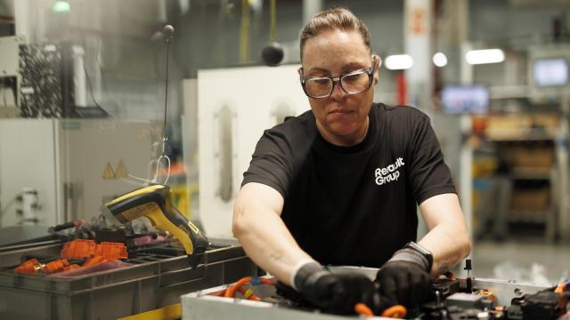 Una trabajadora de la factoría de Renault en Valladolid