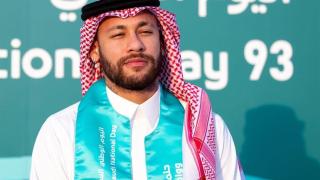 Neymar, durante un acto público en Arabia Saudí vistiendo en traje tradicional