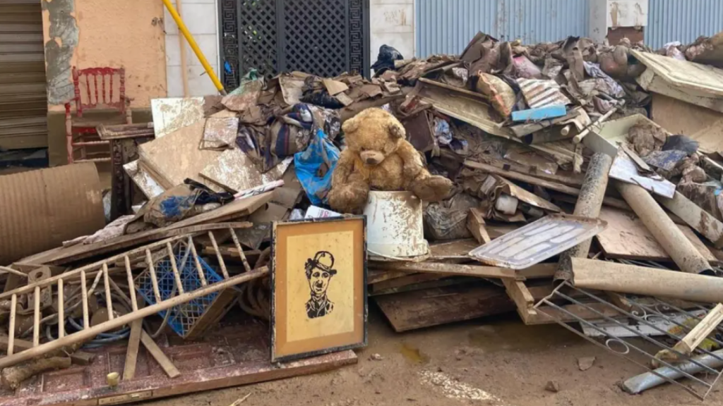Imagen de archivo de un peluche sobre los escombros tras la dana en la Comunidad Valenciana.
