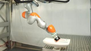 Robot limpiando el lavabo.
