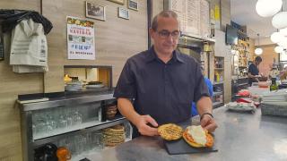 Alberto Ferrer con el original bocadillo que inventaron en Alicante hace más de cincuenta años.