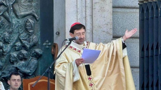 El arzobispo de Madrid, José Cobo, durante la Misa de la Almudena en Madrid.