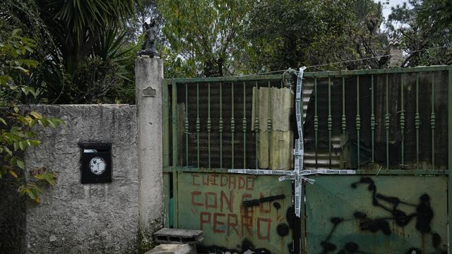 Puerta de la casa donde ocurrieron los hechos, a 8 de noviembre de 2024, en Baiona, Pontevedra, Galicia