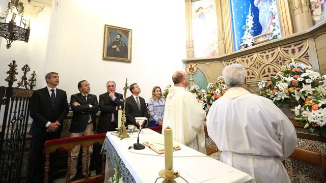 Una imagen de la ermita del Valle, con Juan José Gómez  junto a Emiliano García-Page.