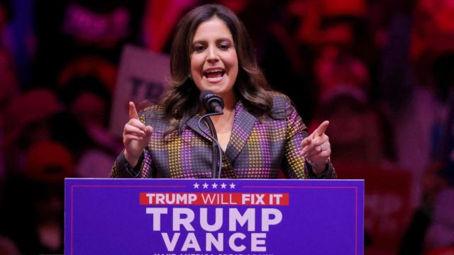 Elise Stefanik durante un mitin de la campaña de Trump en Nueva York en octubre.