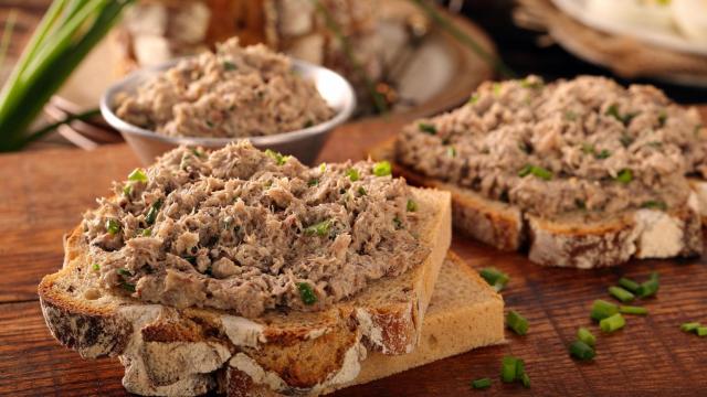 Unas tostadas de pan de pueblo con paté