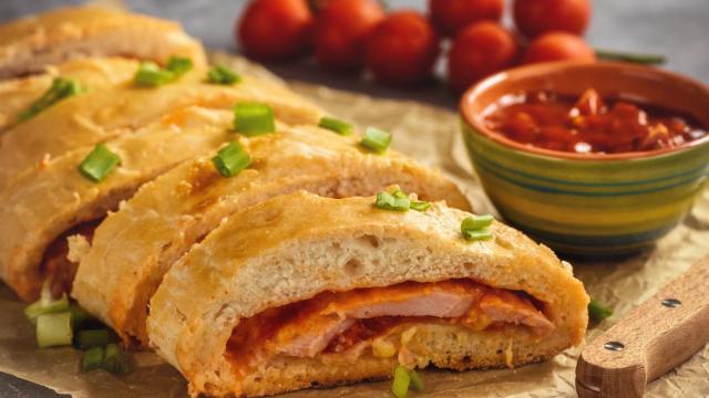 Trenza de hojaldre rellena de carne y tomate.