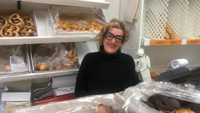 Transi, el último día de apertura en su panadería de la calle del Riego, que ahora se traspasa