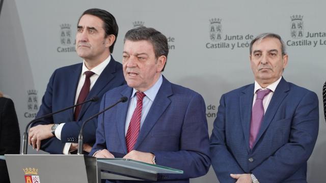 El consejero de Medio Ambiente, Vivienda y Ordenación del Territorio, Juan Carlos Suárez Quiñones, el de Presidencia, Luis Miguel González Gago, y el de Movilidad y Transformación Digital, José Luis Sanz, durante la presentación del Plan de Vialidad Invernal, este lunes