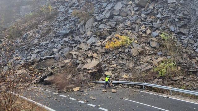 Imagen del desprendimiento de rocas que cortó este domingo la AP-66 en la zona del municipio asturiano de Lena