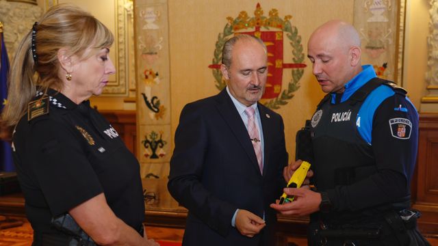 El concejal de Salud Pública y Seguridad Ciudadana, Alberto Cuadrado, acompañado por la superintendente de la Policía Municipal de Valladolid, Julia González