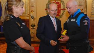 El concejal de Salud Pública y Seguridad Ciudadana, Alberto Cuadrado, acompañado por la superintendente de la Policía Municipal de Valladolid, Julia González