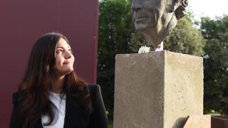 Andrea Quintero en la inauguración del busto de su padre en Huelva.