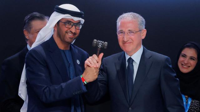 El sultán Al Jaber, presidente de la COP28, le cede el asiento a Mukhtar Babayev, que presidirá la cumbre de Bakú.