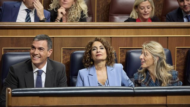 El presidente del Gobierno, Pedro Sánchez; la vicepresidenta primera y ministra de Hacienda, María Jesús Montero y la vicepresidenta segunda y ministra de Trabajo, Yolanda Díaz.