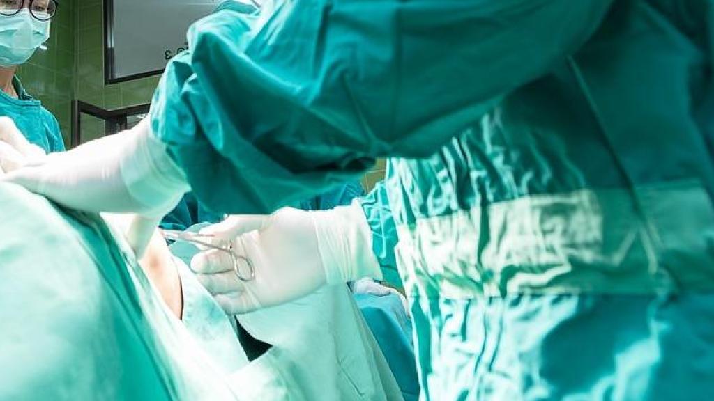 Imagen de archivo de una operación de cirugía estética.