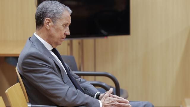 El exministro y expresident de la Generalitat, Eduardo Zaplana, en los juzgados de Valencia para hacer frente a la petición de ingreso en prisión que formuló la Fiscalía. Efe / Manuel Bruque