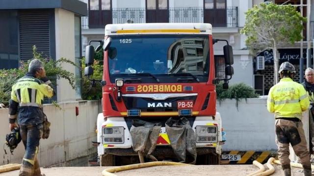 Agentes de Bomberos y de la UME trabajan en la limpieza de un subterráneo afectado por la DANA en Valencia, este domingo. EFE/Miguel Ángel Polo