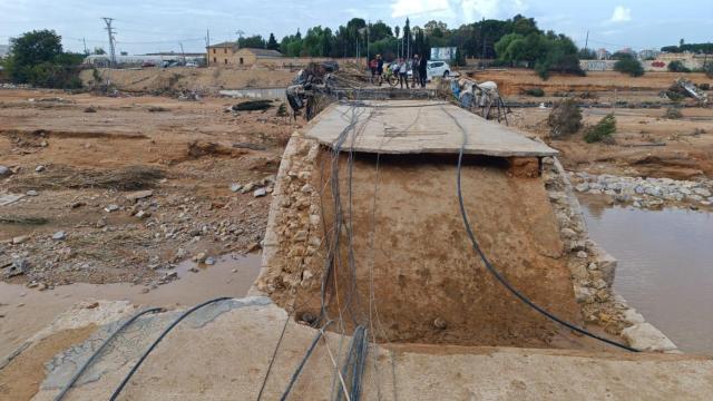 Técnicos de Vodafone trabajan para recuperar los servicios de telecomunicaciones afectados por la DANA.