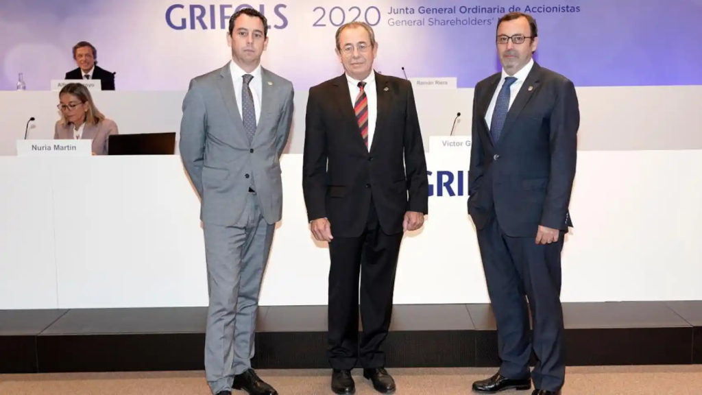 De izq. a dcha., Víctor Grífols Deu; el presidente de honor de Grifols, Victor Grífols Roura; y el exconsejero delegado de Grifols, Raimon Grífols Roura