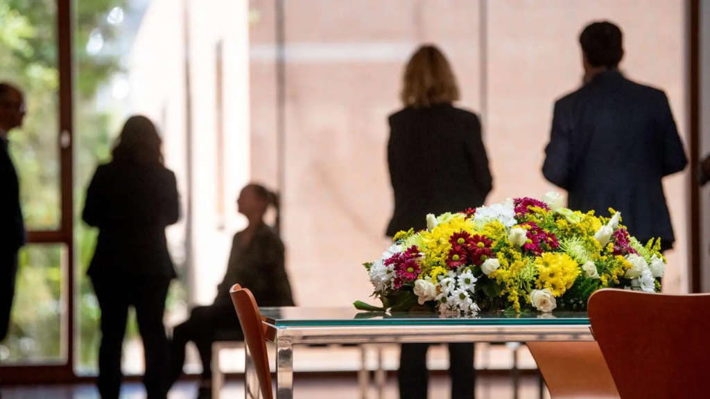 Personal de la funeraria de Reus, ante un ramo de flores