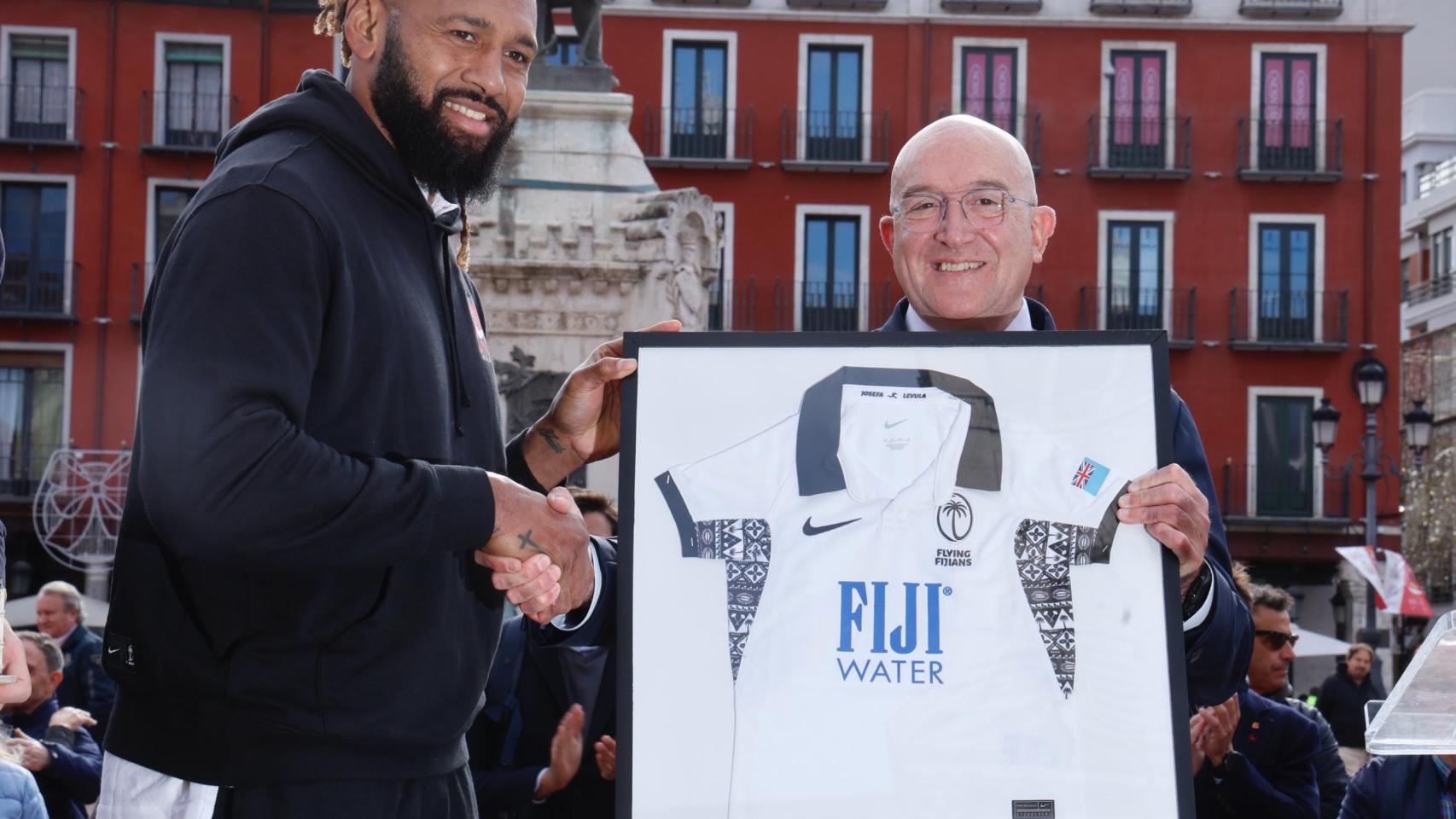 Recepción a la selección de rugby de Fiyi en la Plaza Mayor de Valladolid