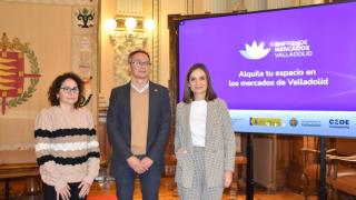 El concejal de Comercio, Mercados y Consumo, Víctor Martín; y la técnico de proyectos de CEOE, Arancha García Galdón, presentan 'Emprende Mercados de Valladolid'