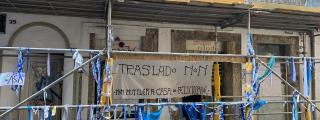 Técnicos de la Xunta estudian el estado de los murales de Lugrís de la calle Olmos de A Coruña