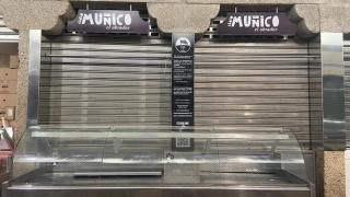 Carnicería de la plaza de Abastos de Santiago en la que trabajaba el fallecido.