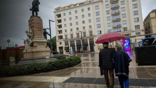 Dos ancianos un día de lluvia en Málaga. Alba Rosado