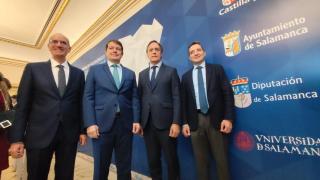 El presidente de la Diputación de Salamanca, Javier Iglesias, el presidente de la Junta, Alfonso Fernández Mañueco, el alcalde de Salamanca, Carlos García Carbayo, y el rector de la USAL, José Manuel Corchado, en el acto de este miércoles en la capital salmantina