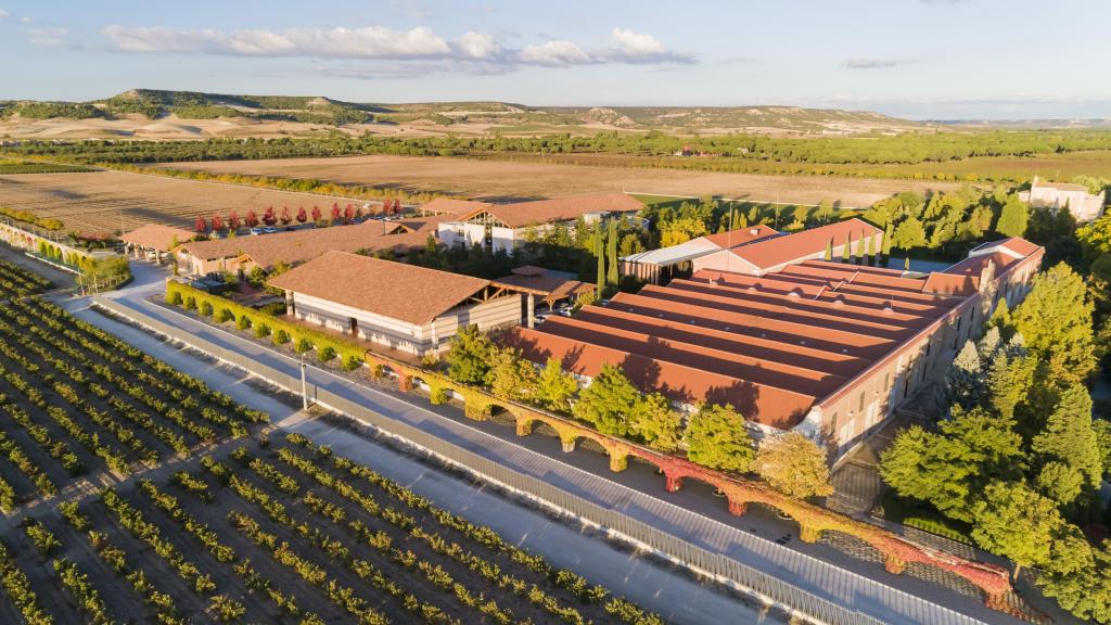 Vista exterior de las bodegas Vega Sicilia, nombradas como la Mejor Bodega del Mundo 2025 en los premios Golden Vines.
