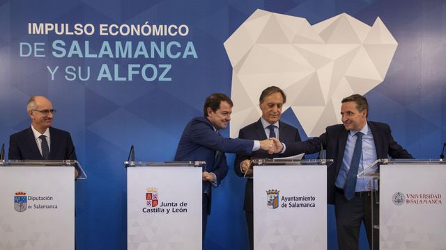 Acto institucional en Salamanca, con el rector y el presidente de la Junta