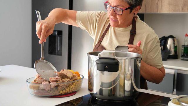 Una mujer cocinando.
