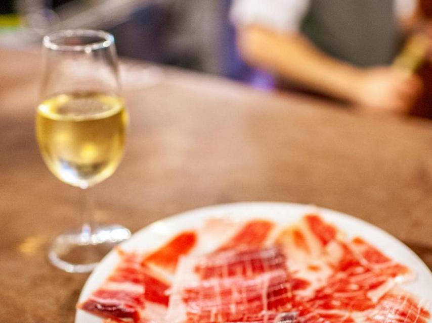Jamón y vino.