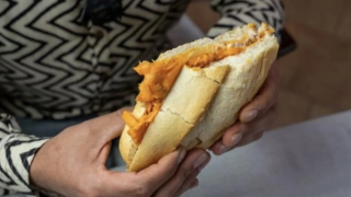 Imagen de una tostada con manteca colorá