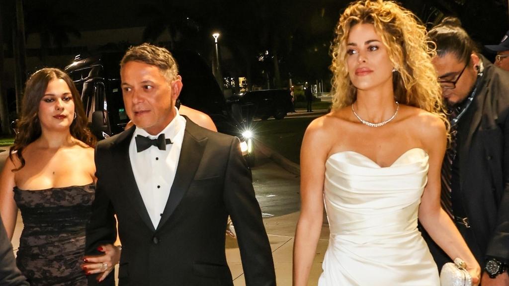 Alejandro Sanz y Candela Márquez a su llegada a los Grammy Latinos 2025.