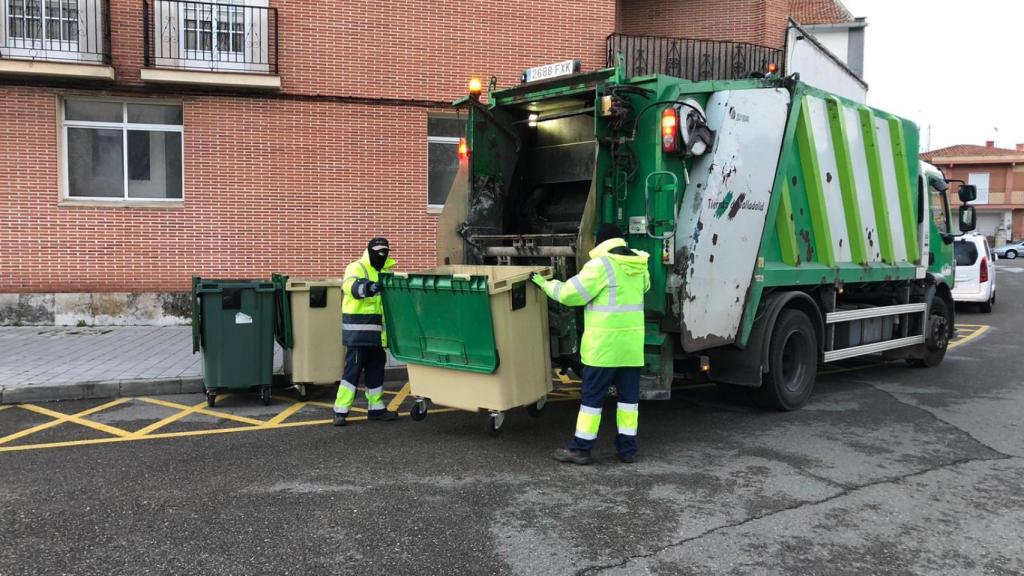 Labores de limpieza en Laguna de Duero (Valladolid)