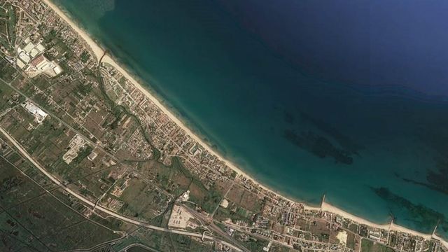 Playa de Les Deveses de Dénia en una vista aérea.