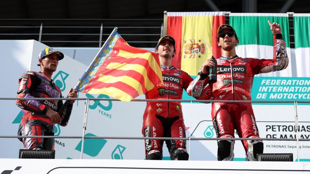 Jorge Martín con la bandera de Valencia en el pasado GP de Malasia de MotoGP