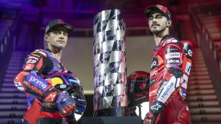 Jorge Martín y Pecco Bagnaia posan junto a la torre de campeones, en el Museo Nacional de Arte Cataluña.