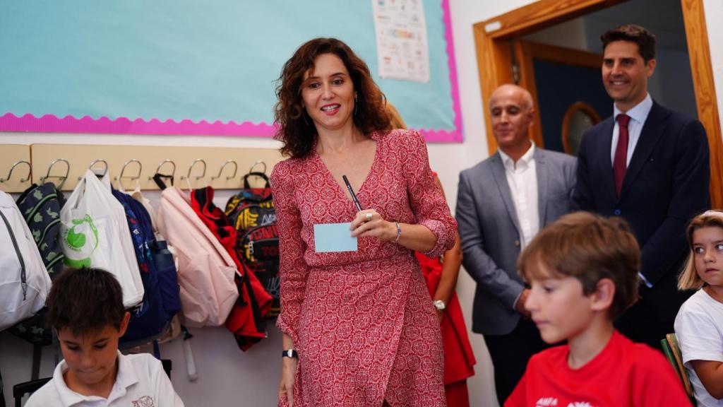 Isabel Díaz Ayuso durante la visita a un colegio.