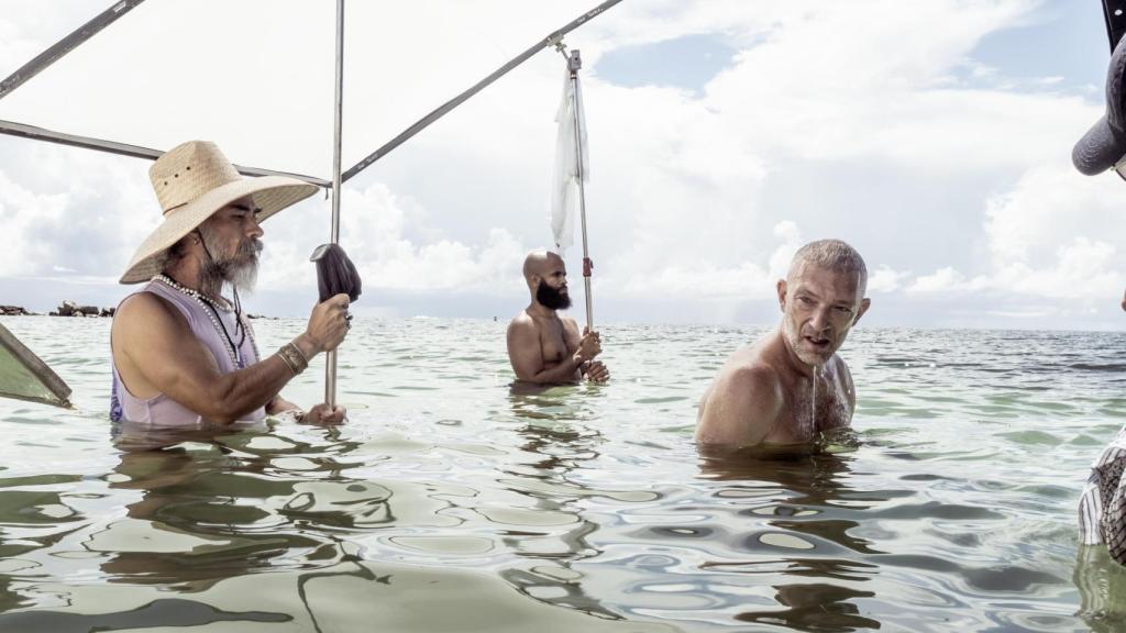 El actor Vicent Cassel, posando para el Calendario Pirelli 2025.