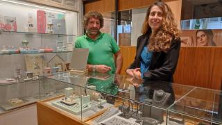Antonio Amor y Beatriz Estrabiz, responsables de la joyería Amor de A Coruña.