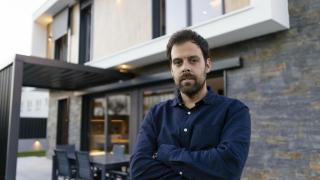 Sergio Sampedro Herranz, delante de la casa piloto prefabricada que Emsamble tiene en Oleiros.