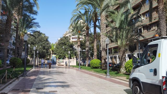 Unos turistas alejándose por la avenida Doctor Gadea en Alicante este noviembre.
