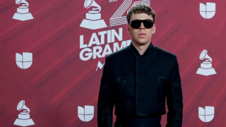 Quevedo en la alfombra roja de los Latin Grammy 2024.