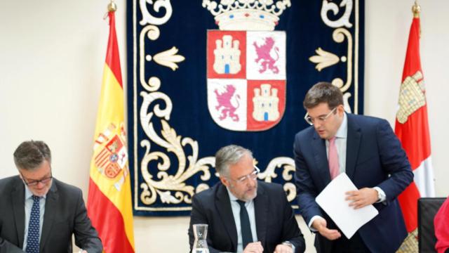 El vicepresidente primero de las Cortes, Francisco Vázquez, el presidente de la Cámara, Carlos Pollán, y el letrado mayor, Marcos Herrero Martínez-Tutor, en la Junta de Portavoces de este viernes